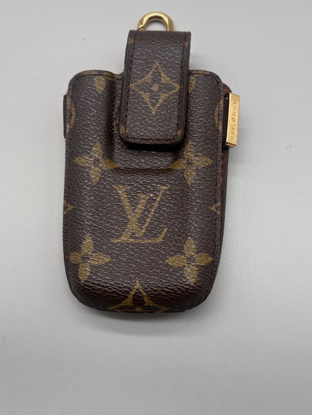 Louis Vuitton Monogram Canvas Etui Téléphone International (Model M63064).